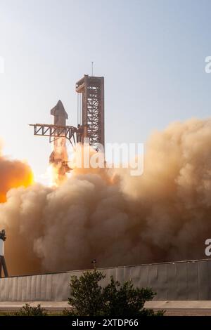 Boca Chica, États-Unis. 20 avril 2023. Le premier vol d'essai de SpaceX Starship ITF-1 décollage images sans système de déluge d'eau maintenant dans les nouvelles sur les désaccords sur les niveaux de mercure des vols 2, 3 et 4. Des dégâts importants ont été causés à la rampe de lancement, avec des dommages à l'équipement GSE et des campeurs de photographes démystifiés par des projectiles de rampe de lancement en béton Starbase Tesxas Cameron County USA. (Photo de Scott Schilke/Sipa USA) crédit : Sipa USA/Alamy Live News Banque D'Images