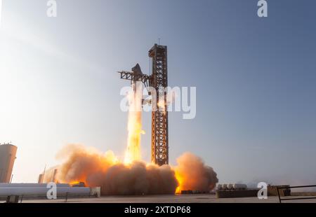 Boca Chica, États-Unis. 20 avril 2023. Le premier vol d'essai de SpaceX Starship ITF-1 décollage images sans système de déluge d'eau maintenant dans les nouvelles sur les désaccords sur les niveaux de mercure des vols 2, 3 et 4. Des dégâts importants ont été causés à la rampe de lancement, avec des dommages à l'équipement GSE et des campeurs de photographes démystifiés par des projectiles de rampe de lancement en béton Starbase Tesxas Cameron County USA. (Photo de Scott Schilke/Sipa USA) crédit : Sipa USA/Alamy Live News Banque D'Images
