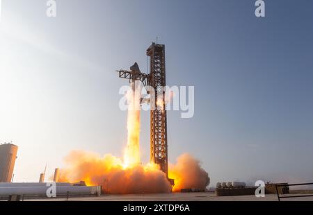 Boca Chica, États-Unis. 20 avril 2023. Le premier vol d'essai de SpaceX Starship ITF-1 décollage images sans système de déluge d'eau maintenant dans les nouvelles sur les désaccords sur les niveaux de mercure des vols 2, 3 et 4. Des dégâts importants ont été causés à la rampe de lancement, avec des dommages à l'équipement GSE et des campeurs de photographes démystifiés par des projectiles de rampe de lancement en béton Starbase Tesxas Cameron County USA. (Photo de Scott Schilke/Sipa USA) crédit : Sipa USA/Alamy Live News Banque D'Images