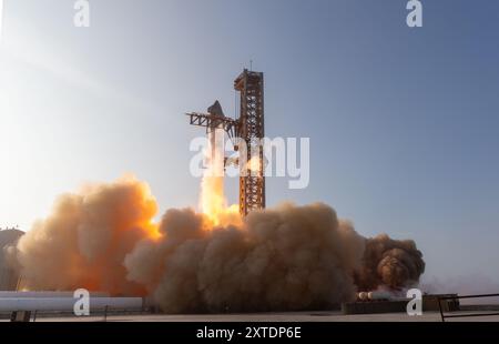 Boca Chica, États-Unis. 20 avril 2023. Le premier vol d'essai de SpaceX Starship ITF-1 décollage images sans système de déluge d'eau maintenant dans les nouvelles sur les désaccords sur les niveaux de mercure des vols 2, 3 et 4. Des dégâts importants ont été causés à la rampe de lancement, avec des dommages à l'équipement GSE et des campeurs de photographes démystifiés par des projectiles de rampe de lancement en béton Starbase Tesxas Cameron County USA. (Photo de Scott Schilke/Sipa USA) crédit : Sipa USA/Alamy Live News Banque D'Images