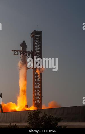 Boca Chica, États-Unis. 20 avril 2023. Le premier vol d'essai de SpaceX Starship ITF-1 décollage images sans système de déluge d'eau maintenant dans les nouvelles sur les désaccords sur les niveaux de mercure des vols 2, 3 et 4. Des dégâts importants ont été causés à la rampe de lancement, avec des dommages à l'équipement GSE et des campeurs de photographes démystifiés par des projectiles de rampe de lancement en béton Starbase Tesxas Cameron County USA. (Photo de Scott Schilke/Sipa USA) crédit : Sipa USA/Alamy Live News Banque D'Images