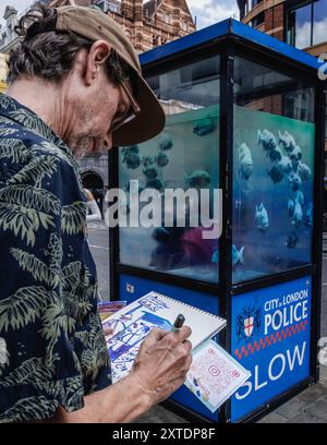 Un artiste esquisse une impression de l'aquarium Piranhas de Banksy dans la ville de Londres qui fait partie de sa série animalière. Banque D'Images