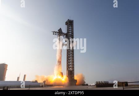 Boca Chica, États-Unis. 20 avril 2023. Le premier vol d'essai de SpaceX Starship ITF-1 décollage images sans système de déluge d'eau maintenant dans les nouvelles sur les désaccords sur les niveaux de mercure des vols 2, 3 et 4. Des dégâts importants ont été causés à la rampe de lancement, avec des dommages à l'équipement GSE et des campeurs de photographes démystifiés par des projectiles de rampe de lancement en béton Starbase Tesxas Cameron County USA. (Photo de Scott Schilke/Sipa USA) crédit : Sipa USA/Alamy Live News Banque D'Images