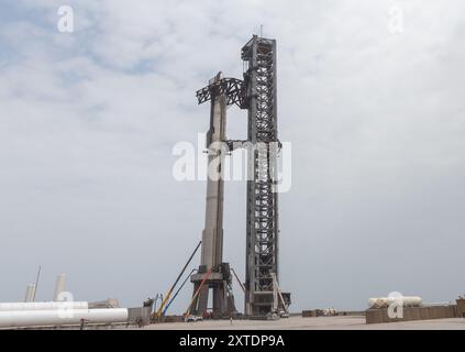 Boca Chica, États-Unis. 20 avril 2023. Le premier vol d'essai de SpaceX Starship ITF-1 décollage images sans système de déluge d'eau maintenant dans les nouvelles sur les désaccords sur les niveaux de mercure des vols 2, 3 et 4. Des dégâts importants ont été causés à la rampe de lancement, avec des dommages à l'équipement GSE et des campeurs de photographes démystifiés par des projectiles de rampe de lancement en béton Starbase Tesxas Cameron County USA. (Photo de Scott Schilke/Sipa USA) crédit : Sipa USA/Alamy Live News Banque D'Images