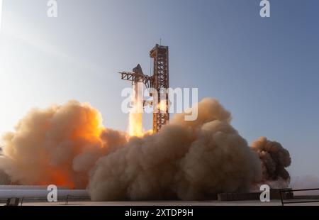 Boca Chica, États-Unis. 20 avril 2023. Le premier vol d'essai de SpaceX Starship ITF-1 décollage images sans système de déluge d'eau maintenant dans les nouvelles sur les désaccords sur les niveaux de mercure des vols 2, 3 et 4. Des dégâts importants ont été causés à la rampe de lancement, avec des dommages à l'équipement GSE et des campeurs de photographes démystifiés par des projectiles de rampe de lancement en béton Starbase Tesxas Cameron County USA. (Photo de Scott Schilke/Sipa USA) crédit : Sipa USA/Alamy Live News Banque D'Images