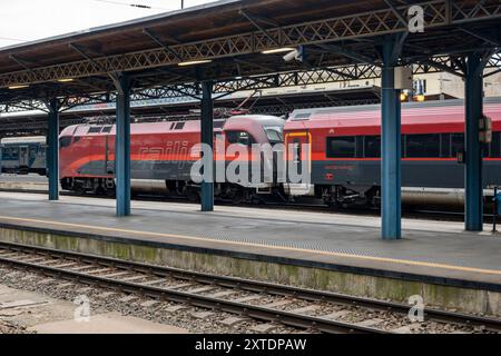 Train Railjet à Budapest Keleti Station en Hongrie Banque D'Images