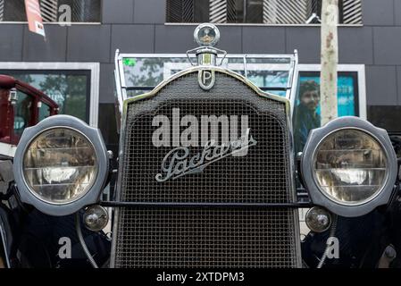 Barcelone, Espagne - 6 avril 2024 : vieille voiture vintage des années 1920 de la marque Packard garée dans une rue à Barcelone, Catalogne, Espagne Banque D'Images