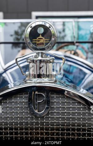 Barcelone, Espagne - 6 avril 2024 : vieille voiture vintage des années 1920 de la marque Packard garée dans une rue à Barcelone, Catalogne, Espagne Banque D'Images