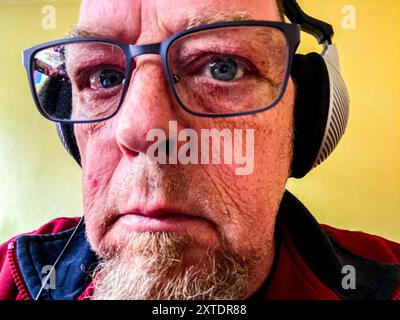 Autoportrait photographe avec casque Autoportrait et Selfie du photographe et photojournaliste Guido Koppes à la maison. Tilburg, pays-Bas. MRYES Tilburg Studio Tuinstraat Noord-Brabant Nederland Copyright : xGuidoxKoppesxPhotox Banque D'Images