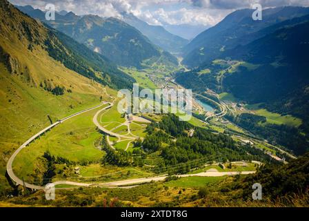 Superbe panorama estival du col du Gothard à Airolo, en Suisse, avec des paysages alpins luxuriants et des routes sinueuses Banque D'Images