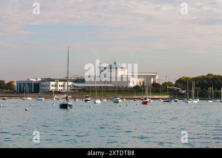 Voiliers dans le port de Monroe au lac Michigan et le Shedd Aquarium, Chicago, Illinois, États-Unis Banque D'Images