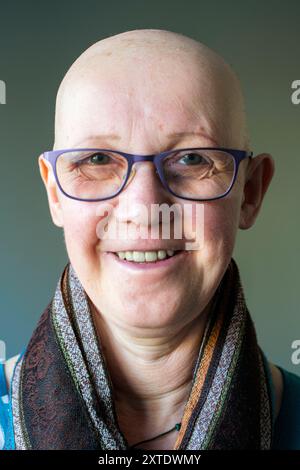 Femme chauve-souris portant des lunettes adulte mature, femme chauve-souris, portant des lunettes et ayant génétiquement causé le syndrome AEC. Ingrid est un thérapeute social-psychologue, aidant les autres à faire face à leurs différences. Tilburg, pays-Bas. MRYES. Tilburg Studio Tuinstraat Noord-Brabant Nederland Copyright : xGuidoxKoppesxPhotox Banque D'Images