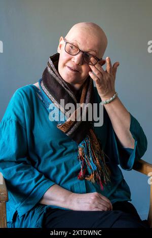Femme chauve-souris portant des lunettes adulte mature, femme chauve-souris, portant des lunettes et ayant génétiquement causé le syndrome AEC. Ingrid est un thérapeute social-psychologue, aidant les autres à faire face à leurs différences. Tilburg, pays-Bas. MRYES. Tilburg Studio Tuinstraat Noord-Brabant Nederland Copyright : xGuidoxKoppesxPhotox Banque D'Images