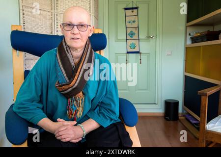 Femme chauve-souris portant des lunettes adulte mature, femme chauve-souris, portant des lunettes et ayant génétiquement causé le syndrome AEC. Ingrid est un thérapeute social-psychologue, aidant les autres à faire face à leurs différences. Tilburg, pays-Bas. MRYES. Tilburg Schaepmanstraat Noord-Brabant Nederland Copyright : xGuidoxKoppesxPhotox Banque D'Images