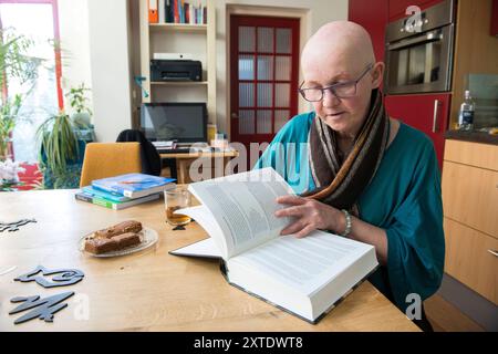 Femme chauve-souris portant des lunettes adulte mature, femme chauve-souris, portant des lunettes et ayant génétiquement causé le syndrome AEC. Ingrid est un thérapeute social-psychologue, aidant les autres à faire face à leurs différences. Tilburg, pays-Bas. MRYES. Tilburg Schaepmanstraat Noord-Brabant Nederland Copyright : xGuidoxKoppesxPhotox Banque D'Images
