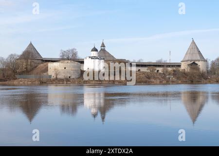 Vue sur l'ancienne forteresse Staraya Ladoga depuis la rivière Volkhov un matin d'avril. Région de Leningrad, Russie Banque D'Images