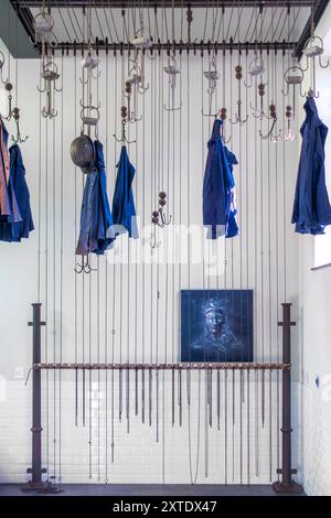 Vestiaire avec poulies et chaînes pour hisser les vêtements des mineurs de charbon au bois du Cazier, musée des mines de charbon à Marcinelle, Charleroi, Hainaut, Belgique Banque D'Images