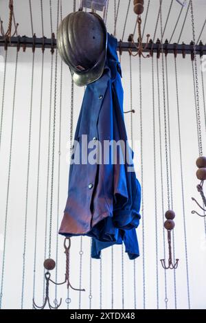 Vestiaire avec poulies et chaînes pour hisser les vêtements des mineurs de charbon au bois du Cazier, musée des mines de charbon à Marcinelle, Charleroi, Hainaut, Belgique Banque D'Images