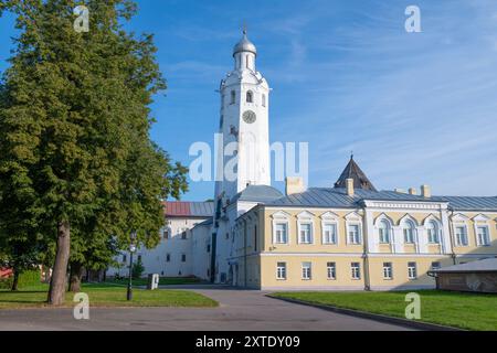 VELIKY NOVGOROD, RUSSIE - 15 JUILLET 2023 : vue de l'ancienne tour de l'horloge (Chasozvonya) par un matin ensoleillé de juillet. Kremlin de Veliky Novgorod Banque D'Images