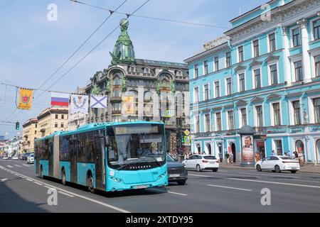 Pétersbourg, Russie - 02 JUIN 2024 : bus articulé urbain du Volgabus-6271,02 (CityRitm-18) sur Nevsky Prospekt par une journée ensoleillée de juin Banque D'Images