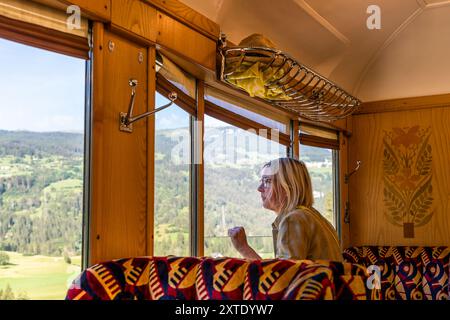 Alpine Classic Pullman Express sur la route du Glacier Express, Grisons, Suisse Banque D'Images