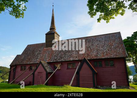 L'extérieur de l'église Kvernes Stave à Averoya, Norvège par une journée ensoleillée. Banque D'Images