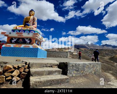 la statue du seigneur bouddha dans le village de langza dans un cadre magnifique, vallée de spiti, inde Banque D'Images