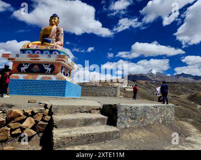 la statue du seigneur bouddha dans le village de langza dans un cadre magnifique, vallée de spiti, inde Banque D'Images