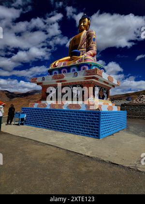 la statue du seigneur bouddha dans le village de langza dans un cadre magnifique, vallée de spiti, inde Banque D'Images