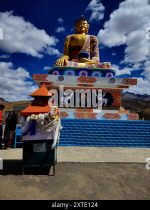 la statue du seigneur bouddha dans le village de langza dans un cadre magnifique, vallée de spiti, inde Banque D'Images