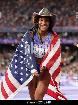 PARIS, FRANCE - 08 AOÛT : Tara Davis Woodhall de Team United States célèbre la finale du saut en longueur féminin le treizième jour des Jeux Olympiques de Paris 2024 au stade de France le 08 août 2024 à Paris, France. © diebilderwelt / Alamy Stock Banque D'Images