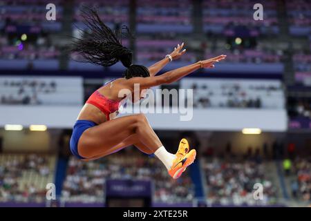 PARIS, FRANCE - 08 AOÛT : Tara Davis Woodhall de Team United States participe à la finale du saut en longueur féminin le treizième jour des Jeux Olympiques de Paris 2024 au stade de France le 08 août 2024 à Paris, France. © diebilderwelt / Alamy Stock Banque D'Images
