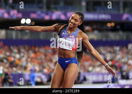 PARIS, FRANCE - 08 AOÛT : Tara Davis Woodhall de Team United States réagit lors de la finale de saut en longueur féminin le treizième jour des Jeux Olympiques de Paris 2024 au stade de France le 08 août 2024 à Paris, France. © diebilderwelt / Alamy Stock Banque D'Images