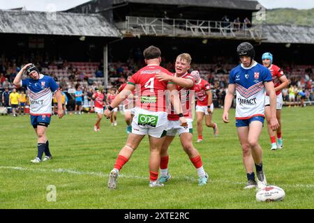 Neath, pays de Galles. 3 août 2024. Morgan Marozzelli, du pays de Galles, célèbre avoir marqué un essai avec son coéquipier Finlay Walker qui a été refusé pour une passe avant lors du match du championnat des moins de 16 ans de la Ligue de rugby des quatre Nations entre le pays de Galles et les England Community Lions au Lextan Gnoll à Neath, au pays de Galles, au Royaume-Uni, le 3 août 2024. Crédit : Duncan Thomas/Majestic Media. Banque D'Images