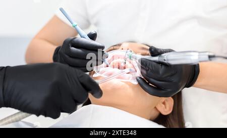 Close up of young woman dentiste traitant médecin Banque D'Images