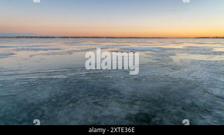 Crépuscule d'hiver sur le lac gelé dans le Colorado - Boyd Lake State Park Banque D'Images