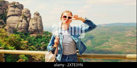 Portrait concept de voyage de jeune femme avec sac à dos posant sur fond de montagne Montserrat Banque D'Images