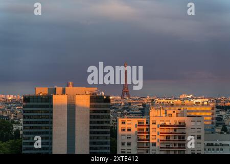 Paris, France - 9 août 2024 : Tour Eiffel avec anneaux olympiques déco pendant le coucher du soleil heure dorée après la tempête Banque D'Images