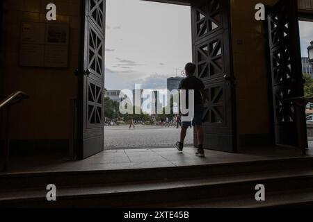 Berlin, Allemagne. 14 août 2024. Un jeune garçon entre sur la place animée de Wittenbergplatz à Berlin le 14 août 2024, encadrée par les portes ouvertes de la station de métro historique. Selon Eurostat, l'économie européenne a affiché une croissance modeste au printemps, le PIB de la zone euro ayant augmenté de 0,3% d'avril à juin par rapport au trimestre précédent. Toutefois, cette tendance positive ne s'est pas étendue à l'Allemagne, où le PIB a diminué de 0,1 %. L’économie allemande continue de se battre, avec des défis persistants qui ont retardé la reprise. (Crédit image : © Michael Kuenne/PRESSCOV via ZUMA Press Wi Banque D'Images