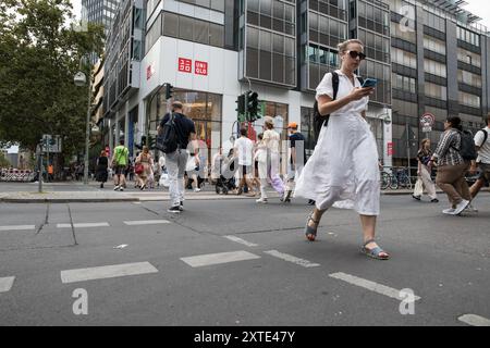 Berlin, Allemagne. 14 août 2024. Le 14 août 2024, les clients et les piétons traversent l'intersection animée de la Tauentzienstrasse, l'une des principales avenues commerçantes de Berlin. Selon Eurostat, l'économie européenne a affiché une croissance modeste au printemps, le PIB de la zone euro ayant augmenté de 0,3% d'avril à juin par rapport au trimestre précédent. Toutefois, cette tendance positive ne s'est pas étendue à l'Allemagne, où le PIB a diminué de 0,1 %. L’économie allemande continue de se battre, avec des défis persistants qui ont retardé la reprise. (Crédit image : © Michael Kuenne/PRESSCOV via ZUMA Press Wire) MODIFIER Banque D'Images