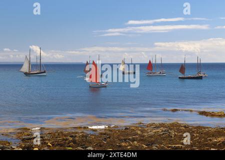 Luggers cornouaillais à Mousehole Sea, Salts and Sail 2024. Mousehole est un village et un port de pêche en Cornouailles, Angleterre, Royaume-Uni. Banque D'Images