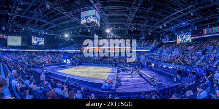 Paris, France - 08 08 08 2024 : Jeux Olympiques Paris 2024. Vue intérieure du bâtiment Adidas Arena lors de la première journée de l’événement de gymnastique rythmique Banque D'Images