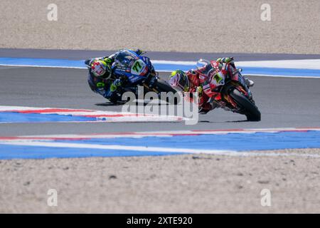 (1) Alvaro Bautista d'Espagne de Aruba.it Ducati Team, pilote Ducati Panigale V4R suivi de (77) Dominique Aegerter de Suisse de GYTR GRT Yam Banque D'Images