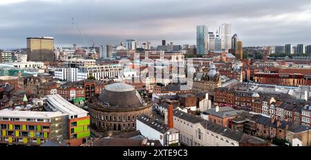 LEEDS, ROYAUME-UNI - 10 AOÛT 2024. . Une vue panoramique aérienne du centre-ville de Leeds avec des quartiers commerçants et commerciaux, y compris l'architecture ancienne de Banque D'Images