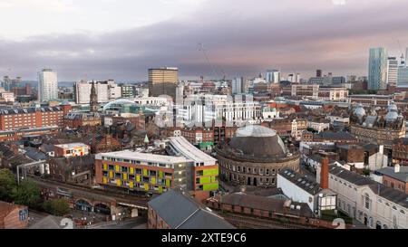 LEEDS, ROYAUME-UNI - 10 AOÛT 2024. . Une vue panoramique aérienne du centre-ville de Leeds avec des quartiers commerçants et commerciaux, y compris l'architecture ancienne de Banque D'Images