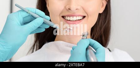 Portrait of smiling woman attenting clinique dentaire Banque D'Images