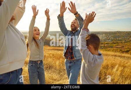 Échange familial High Fives pendant la promenade dans la nature le week-end Banque D'Images