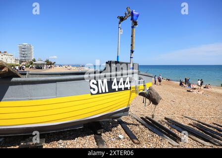 Plage par une journée ensoleillée à Worthing, West Sussex, Royaume-Uni Banque D'Images