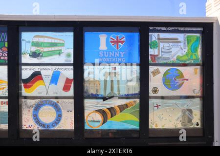 Art on the Pier, une galerie extérieure innovante créée par Creative Waves on Worthing Pier, une attraction culturelle très appréciée, dans le West Sussex, au Royaume-Uni. Banque D'Images