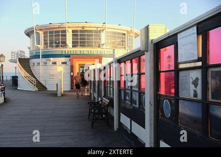 Art on the Pier, une galerie extérieure innovante créée par Creative Waves on Worthing Pier, une attraction culturelle très appréciée, dans le West Sussex, au Royaume-Uni. Banque D'Images